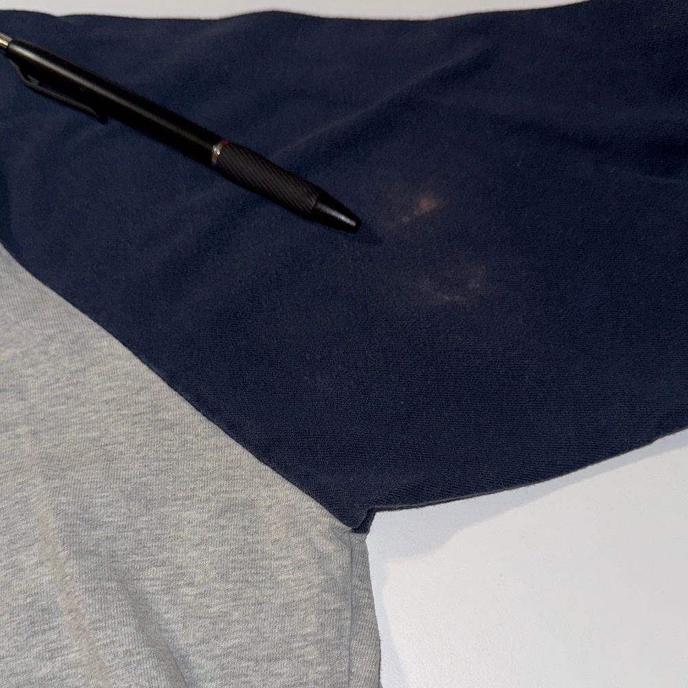 Super Cute Y2K Levi’s Silver Tab Gray and Navy Raglan‎ Shirt - Picture 6 of 6